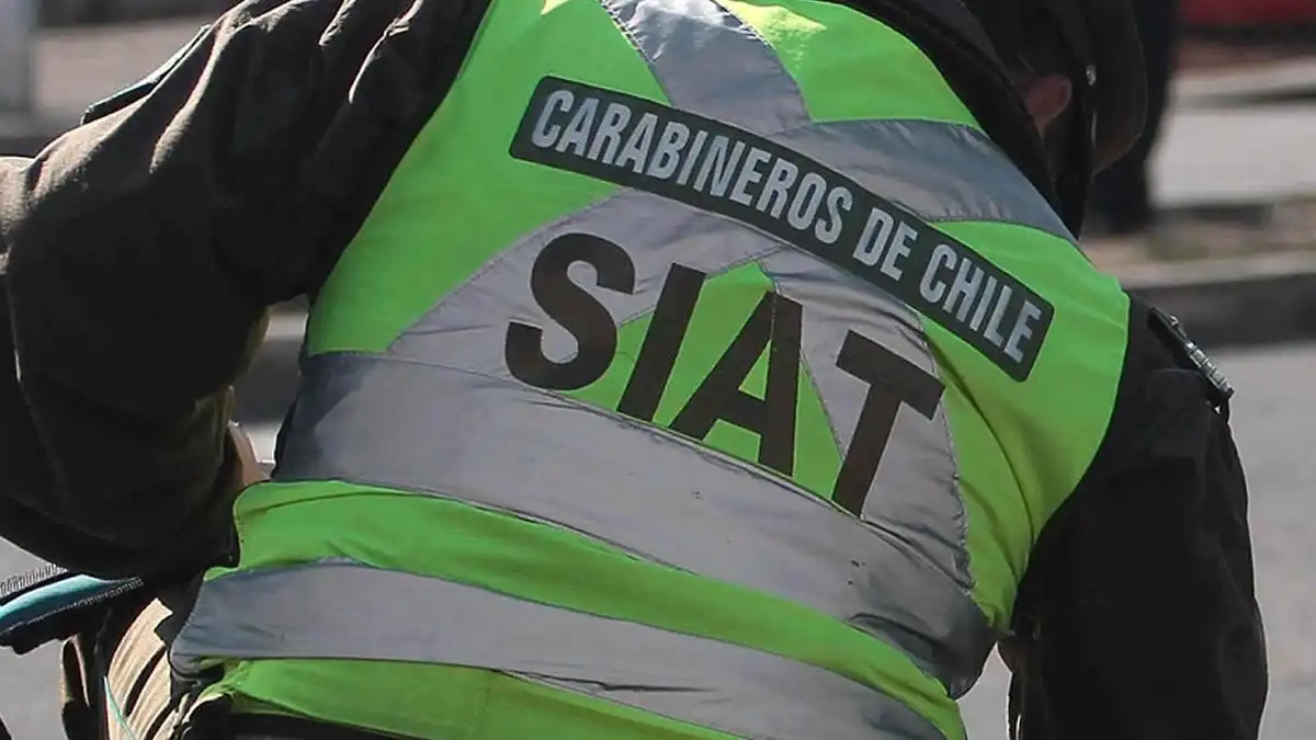 Conductor es detenido en Estación Central, tras derribar un grifo e impactar un poste