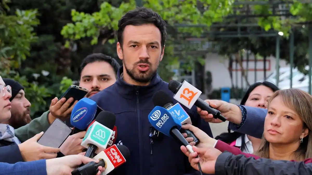 Vodanovic anuncia querellas contra 52 funcionarios tras escándalo de licencias médicas