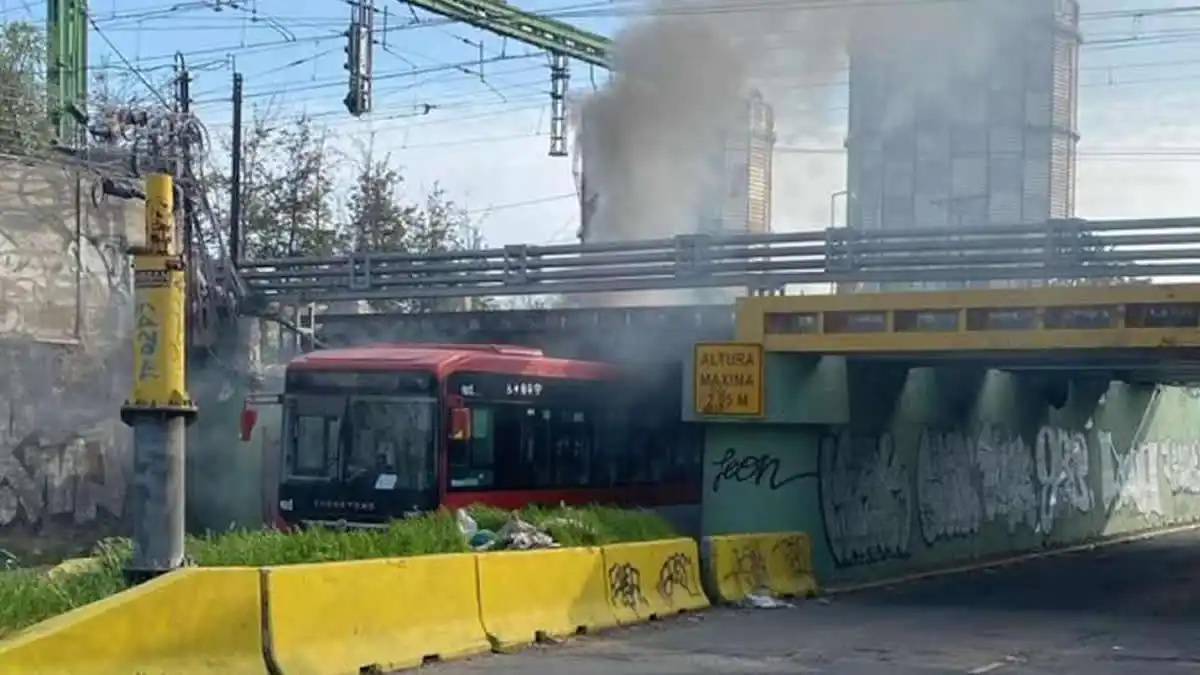 Bus Red se incendia tras quedar atascado en paso bajo nivel en Estación Central