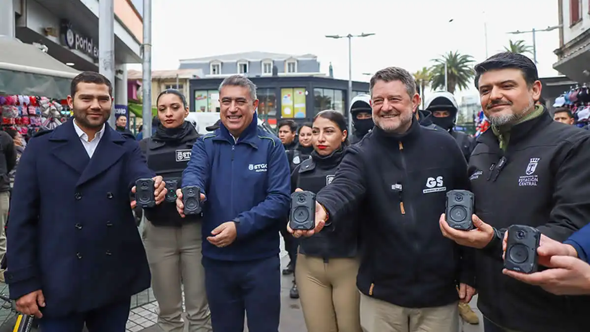 Inspectores municipales de Estación Central y Santiago recibieron cámaras corporales