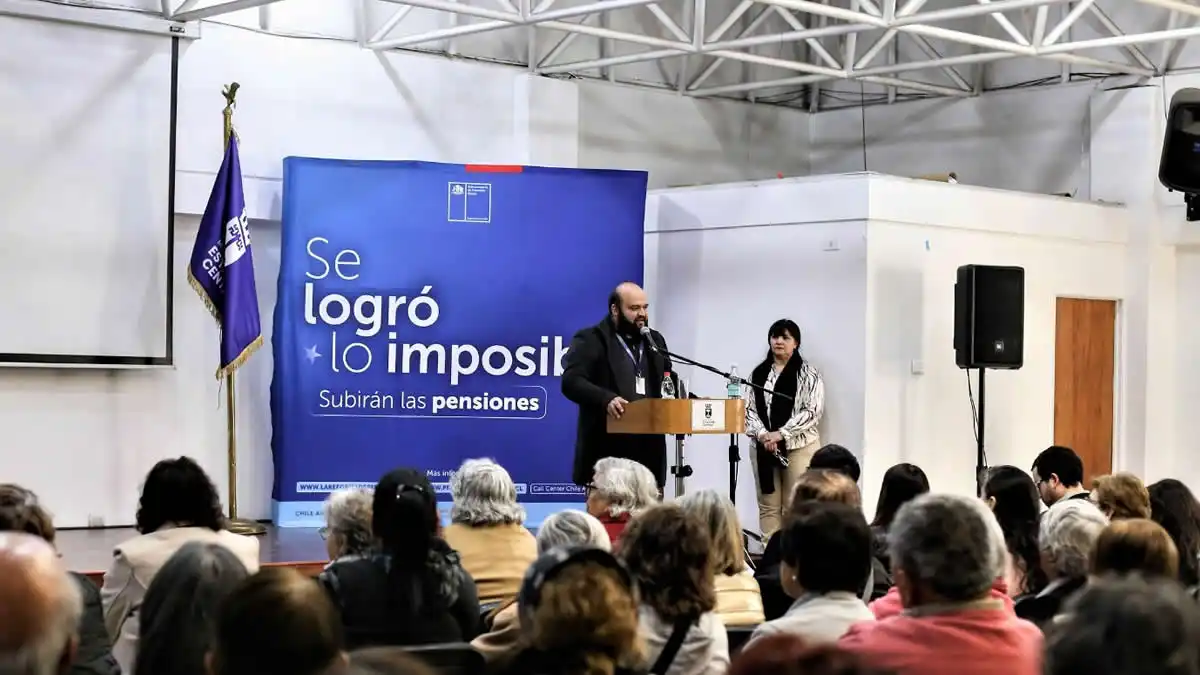 Subsecretaría de Previsión Social se reunió con vecinos de Estación Central para abordar alcances de la reforma de pensiones