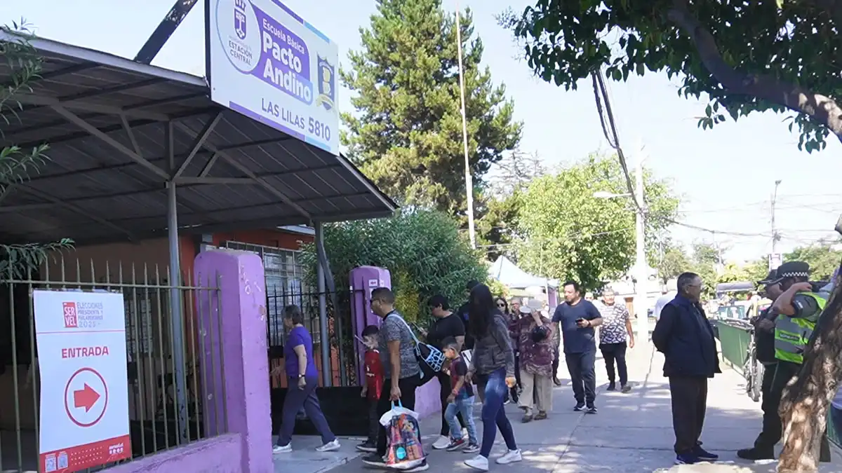 Dos personas son detenidas en local de votación Pacto Andino en Estación Central