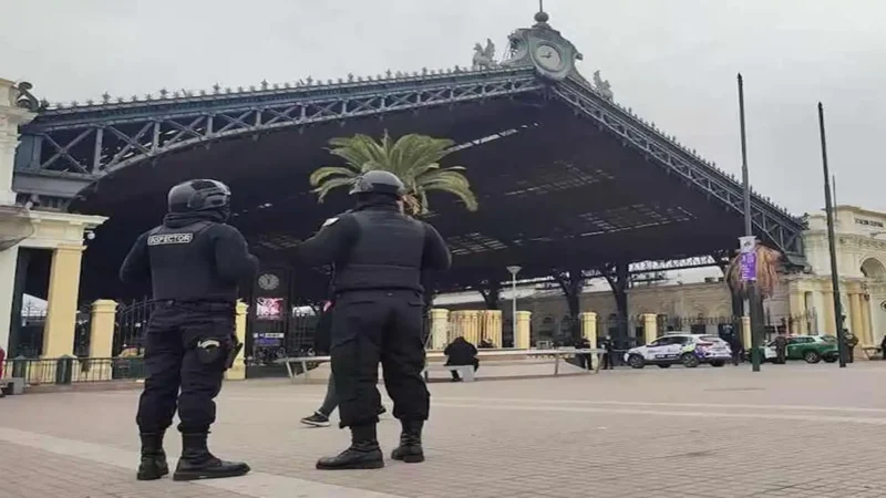 Inspectores municipales son atacados con aceite hirviendo por vendedores ambulantes en Estación Central
