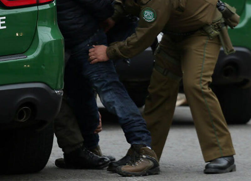 Carabinero de franco frustra asalto en Estación Central 6 detenido carabineros 01.bak