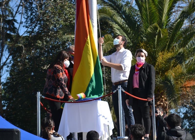 En el “Día de Orgullo” bandera de la Diversidad fue izada en Plaza Monumento  en Maipú