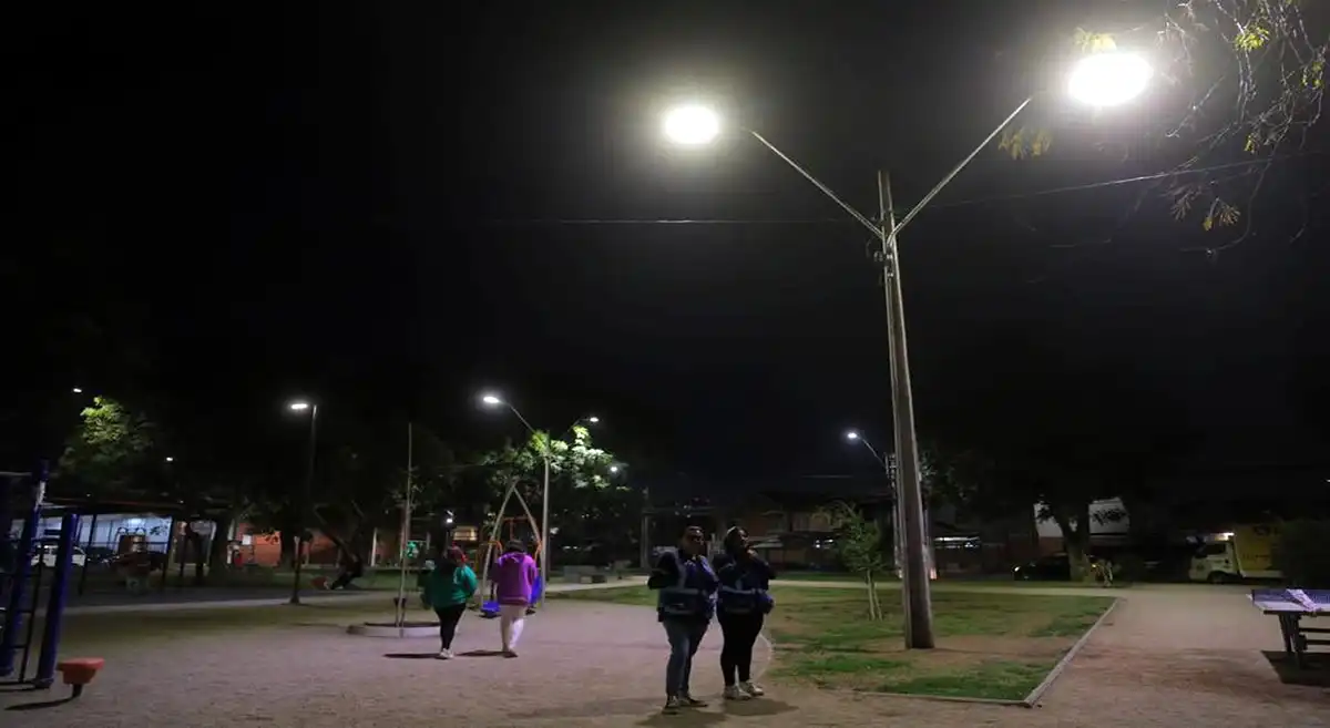 Barrio Longitudinal en Maipú ya cuenta con nuevas luminarias 2 luminarias