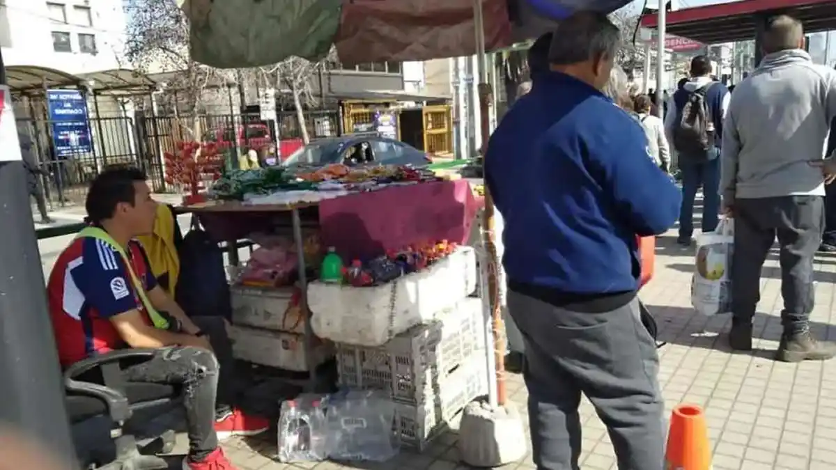 ¿Hasta cuando los vendedores ambulantes se apropiarán de los paraderos de la locomoción pública? 2 Vendedores En Paraderos