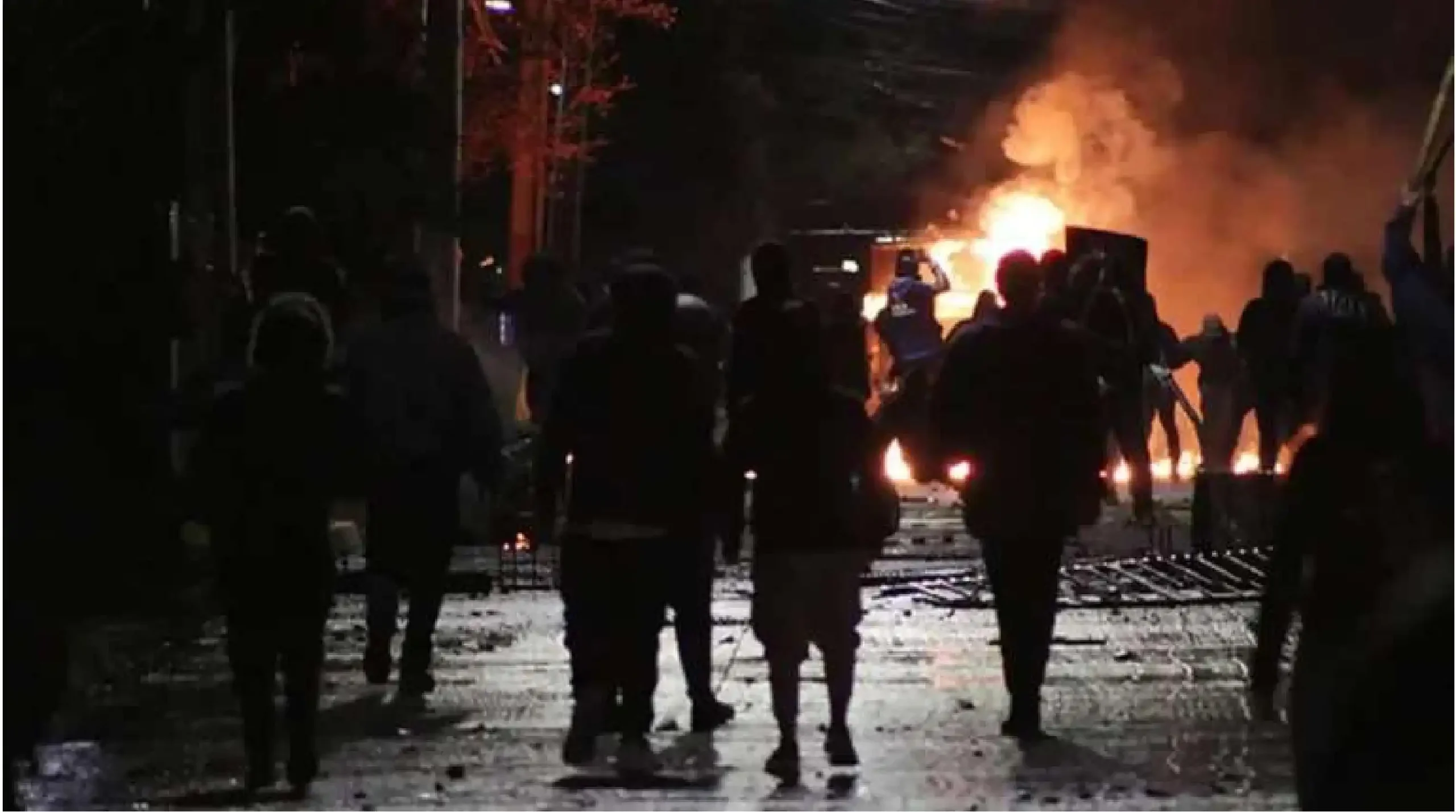 Cortes en el transito y presencia de barricadas se produjeron este viernes en Estación Central 1 barricadas scaled 1