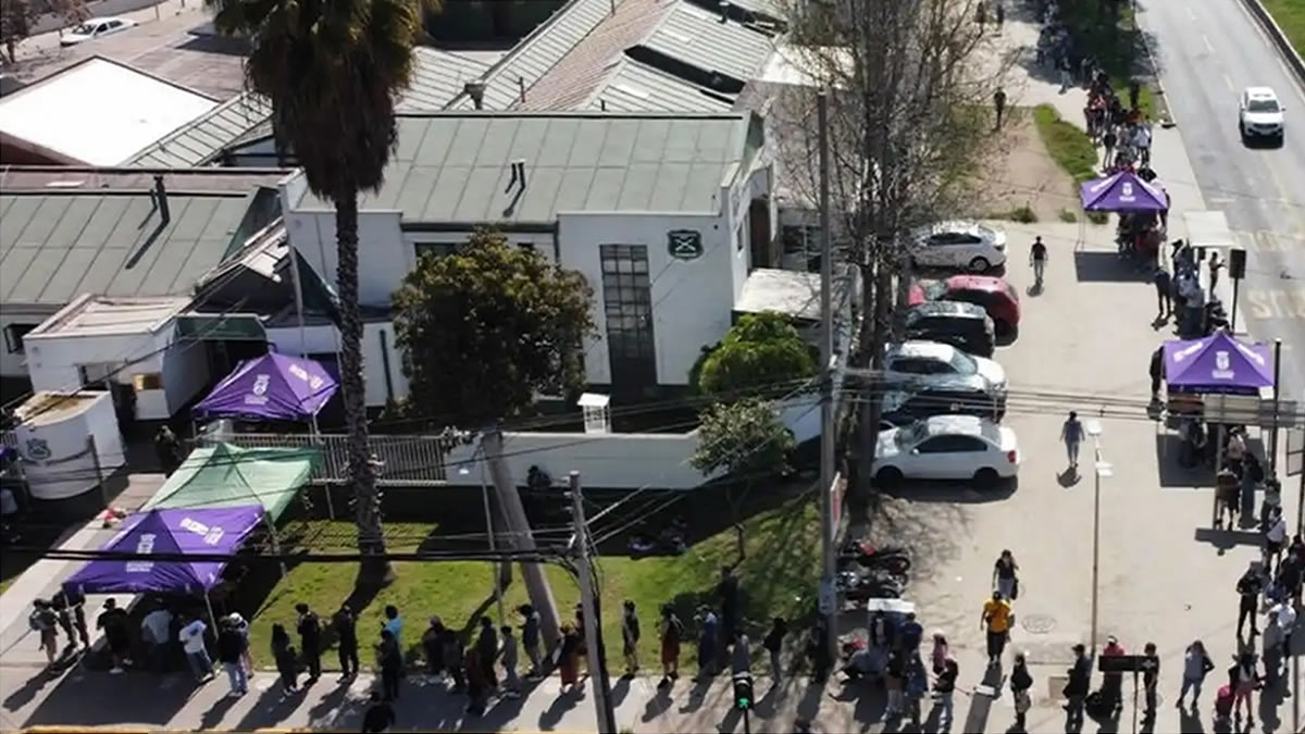 Largas filas en comisarías de Estación Central para excusarse por no votar 8 Excusas