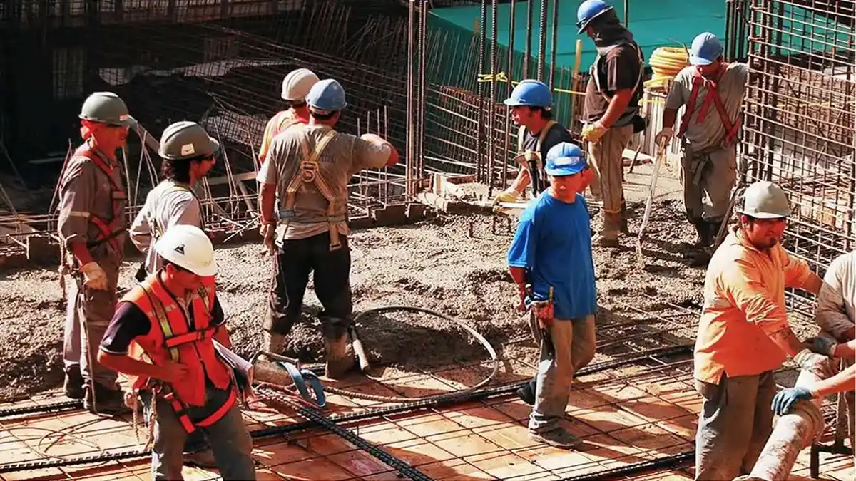Ley 40 horas: Madres y padres de niños menores de 12 años podrán adelantar o retrasar el ingreso al trabajo 2 Trabajadores 40 horas
