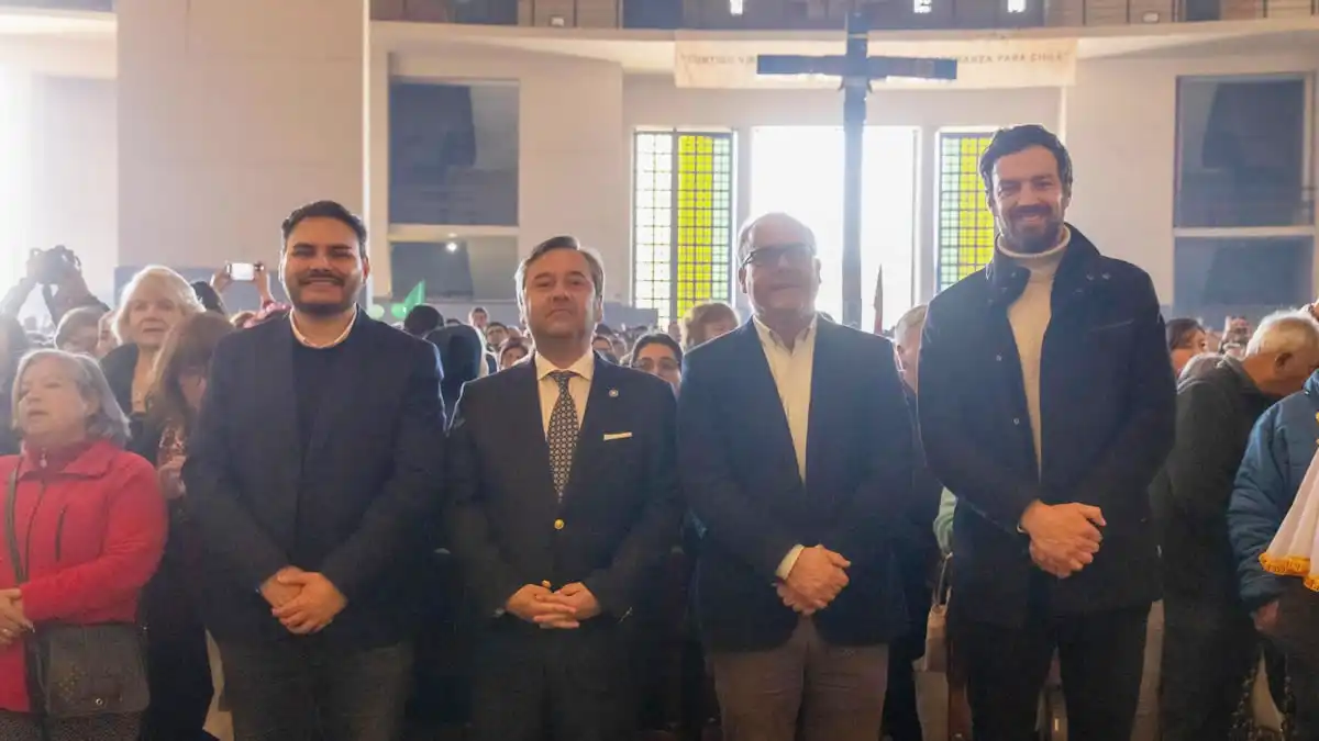 Miles de maipucinos acudieron al Templo Votivo para celebrar en su día a la "Patrona de Chile" 5 autoridades templo