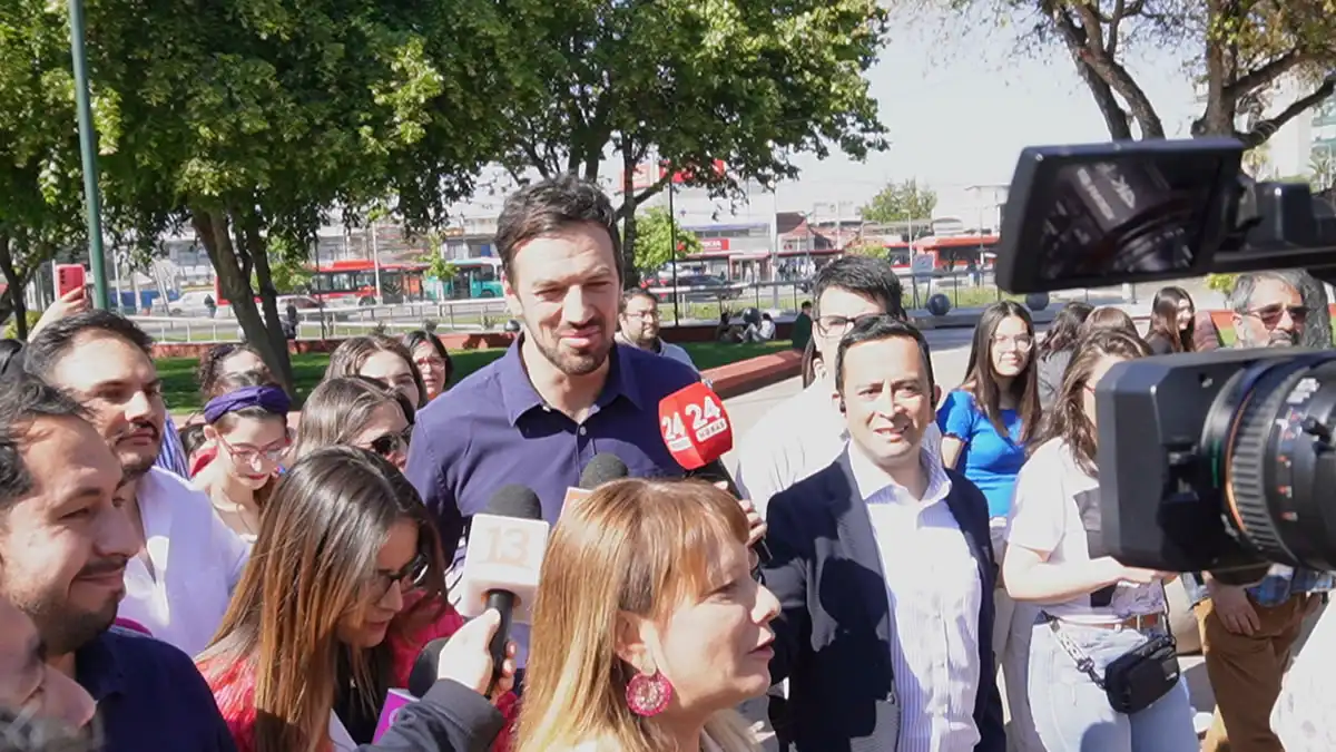 Temprano y acompañado por sus adherentes sufragó Tomás Vodanovic en Maipú 2 tomas 2024 elec