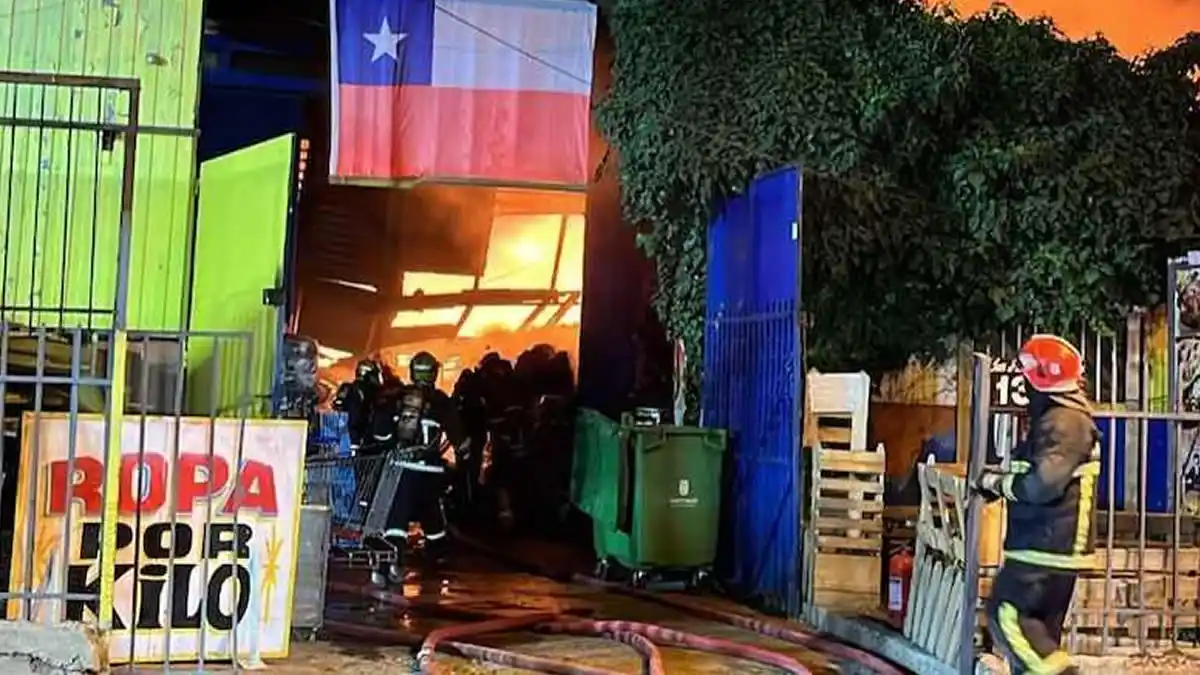 Incendio afectó a local comercial de "Ropa Americana" en Estación Central 6 Incendio ropa usa est ctral