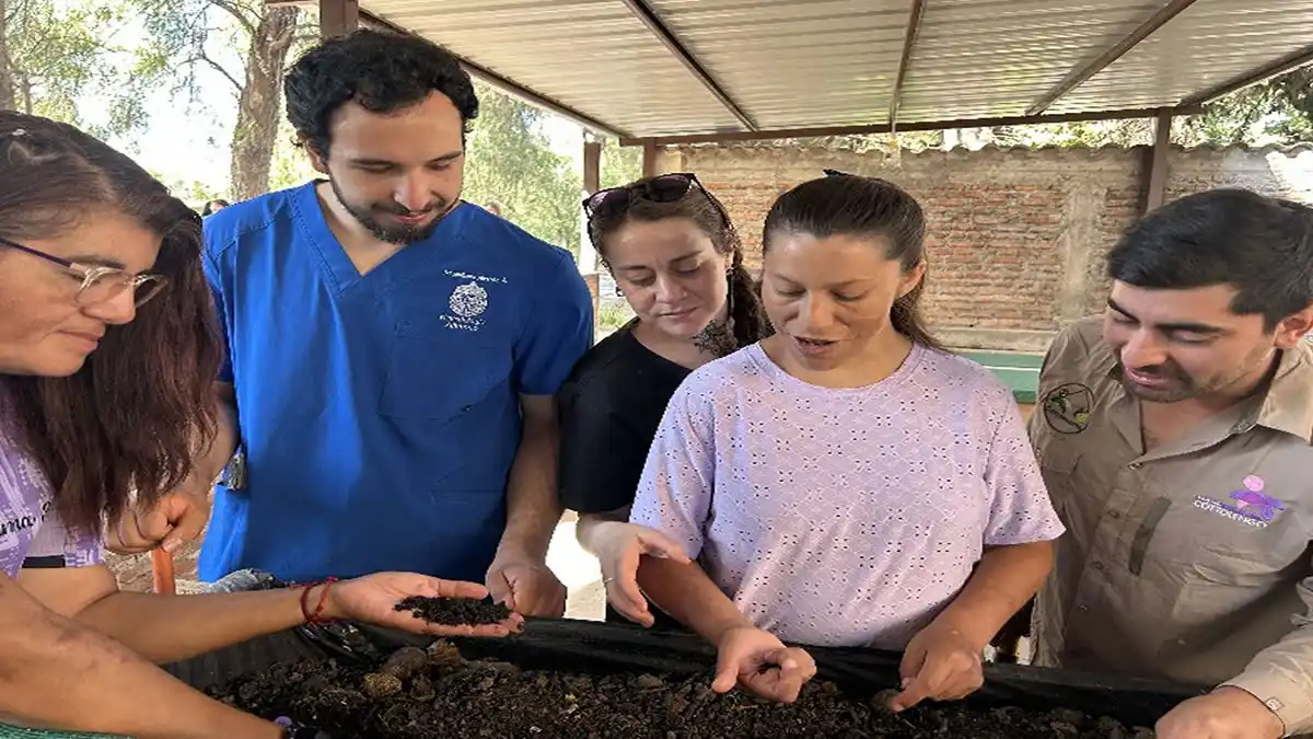 Pequeño Cottolengo inauguró “BioCotto”; una herramienta de desarrollo integral para sus residentes 2 personas ante terrario