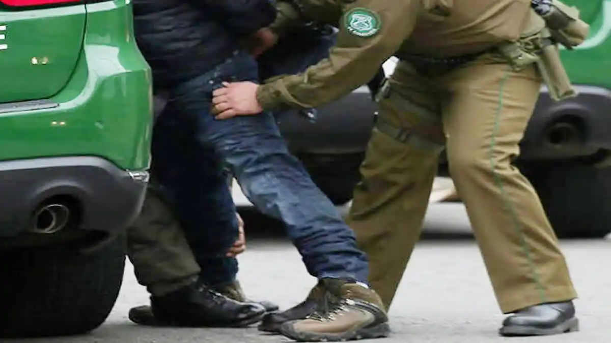policia y detenido