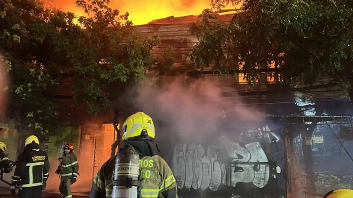 Cinco tiendas y siete habitaciones fueron consumidas por la llamas en Estación Central 9 incendio