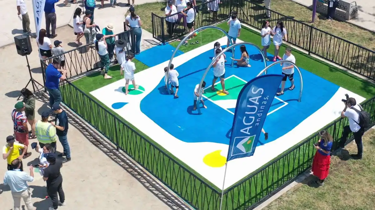 Aguas Andinas inició el verano 2025-2026 con juegos de agua en Estación Central 10 juegos de agua