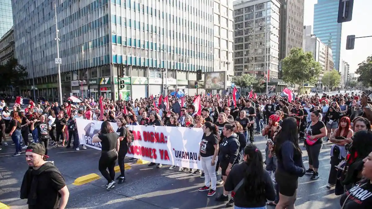 Ukamau protesta cortando el tráfico en Alameda con Ahumada tras imcumplimiento del Serviu 4 Ukamau protesta