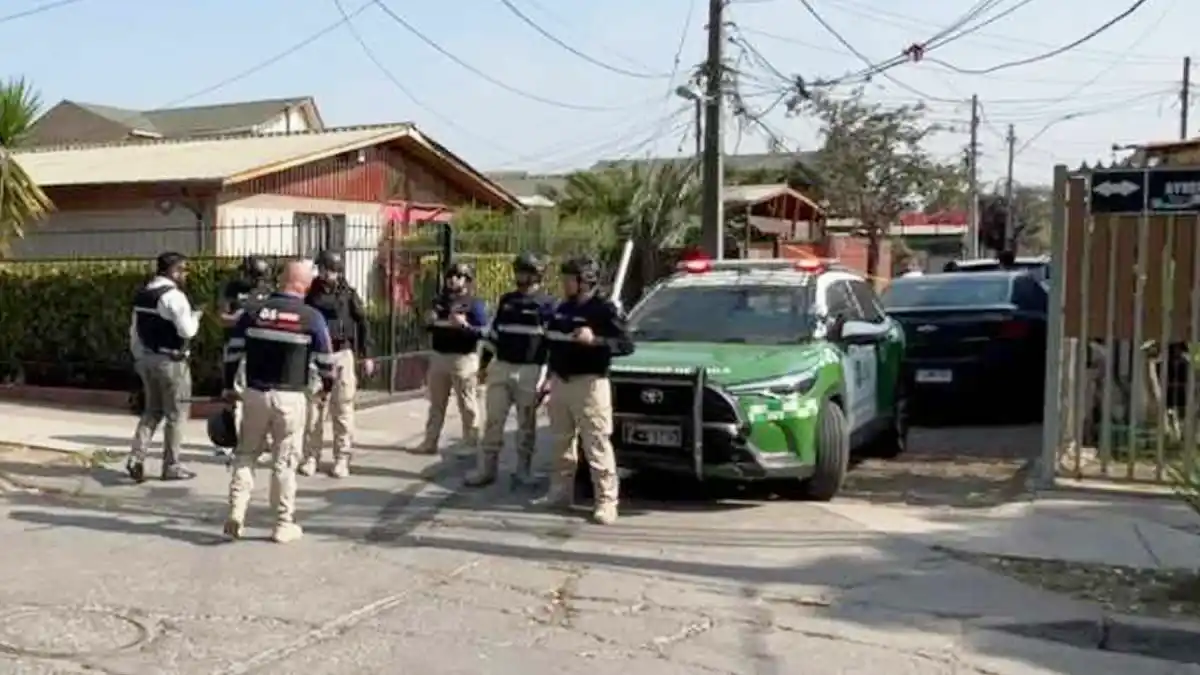 policías en procedimiento