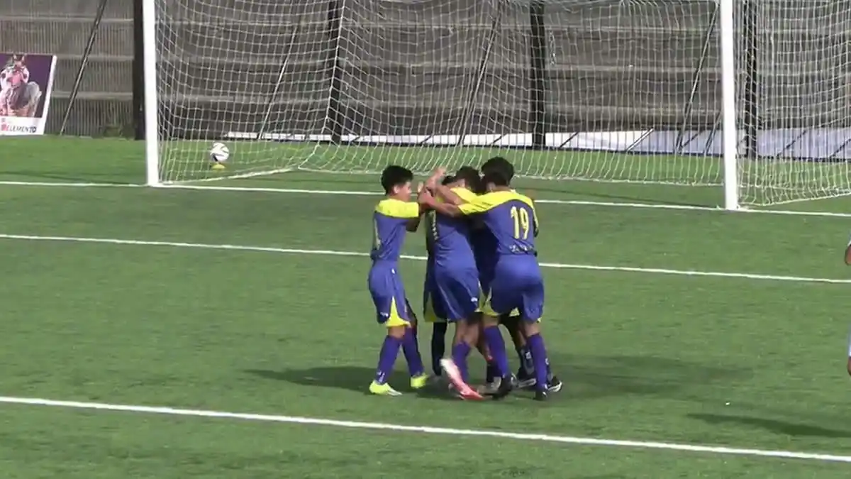 jugadores del seleccionado de Maipú celebrando frete al arco