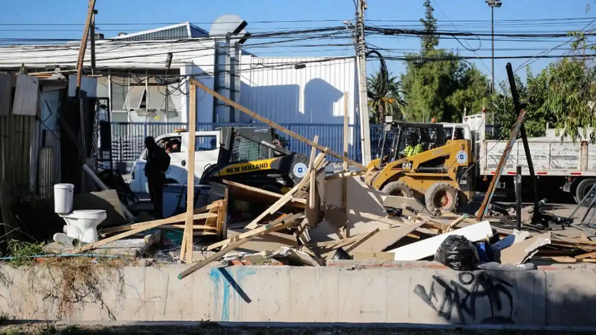 maquinaria derribando casas de una toma en maipú
