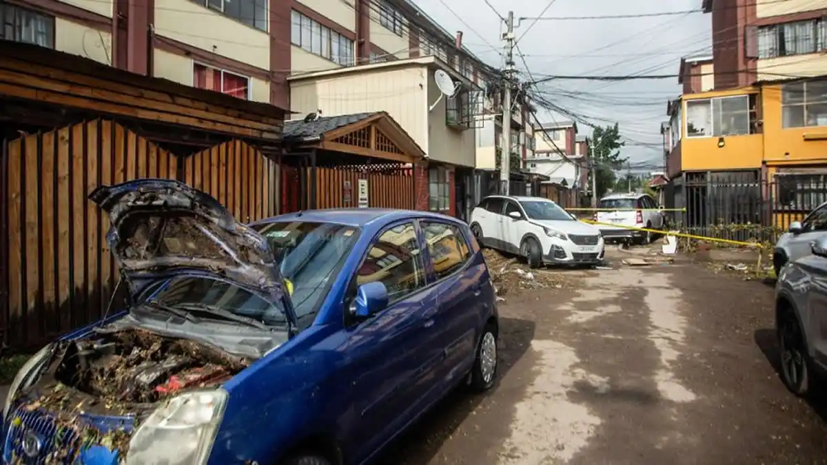 destrosos causados por inundación en calles de maipu