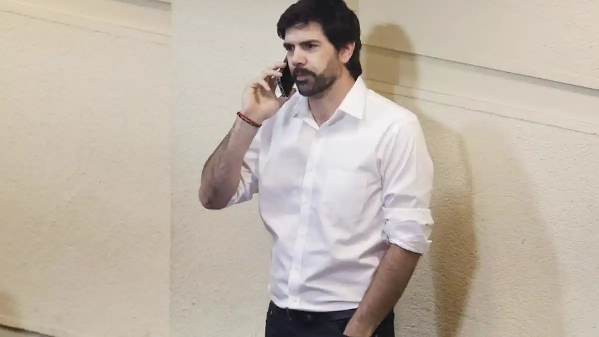 diputado Joaquín Lavín León hablando por teléfono