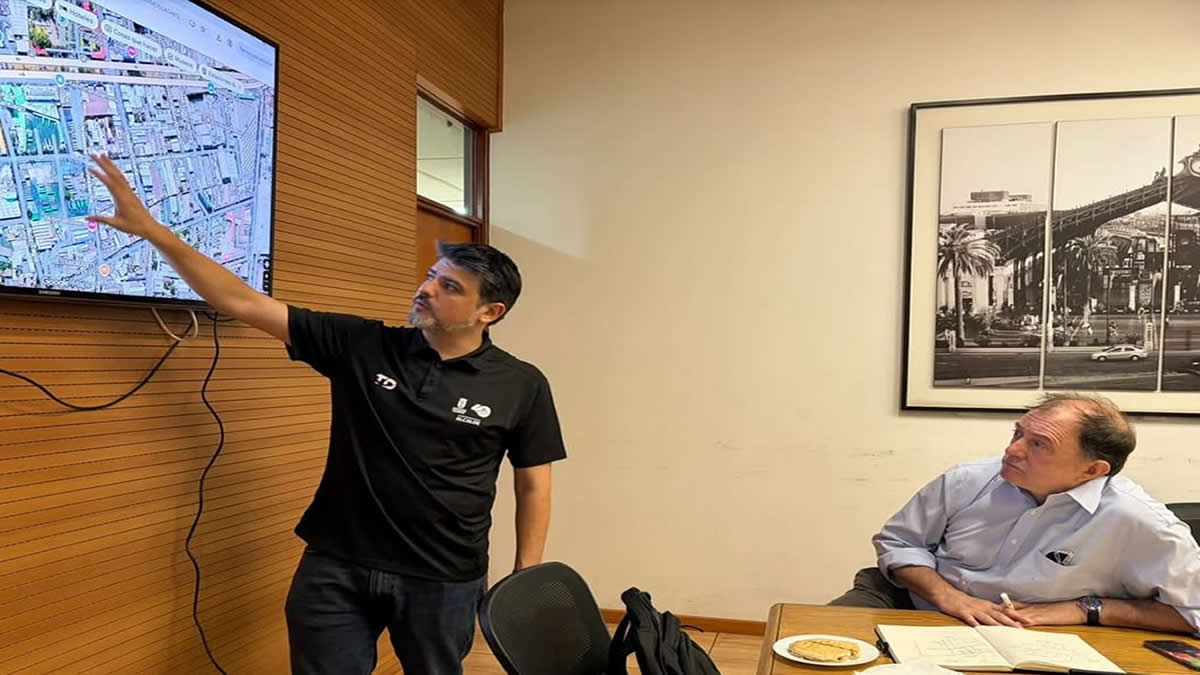 v, durante reunión de trabajo