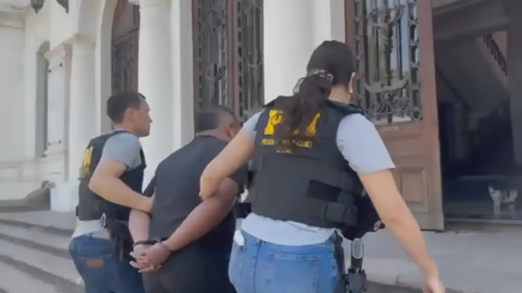 Detención de un sospechoso por policías.