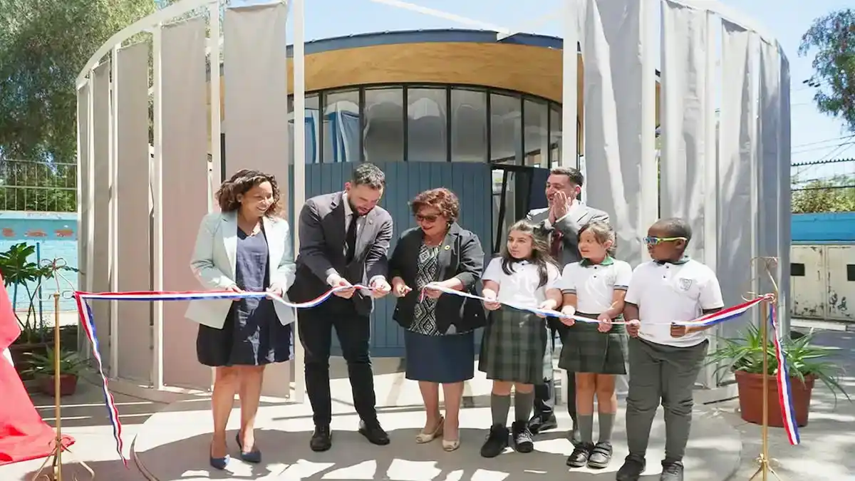 corte de cinta inauguración de salas que sanan en Maipú