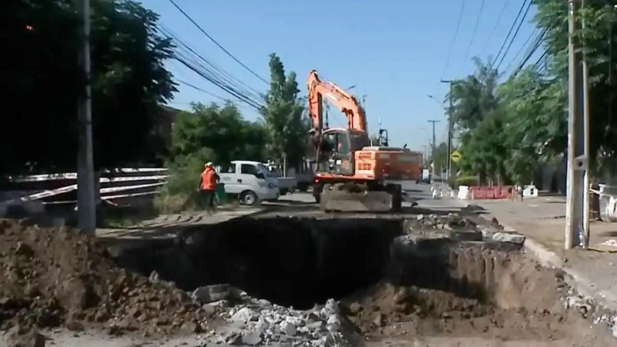 socavón en calle aeropuerto por rotura del alcantarillado