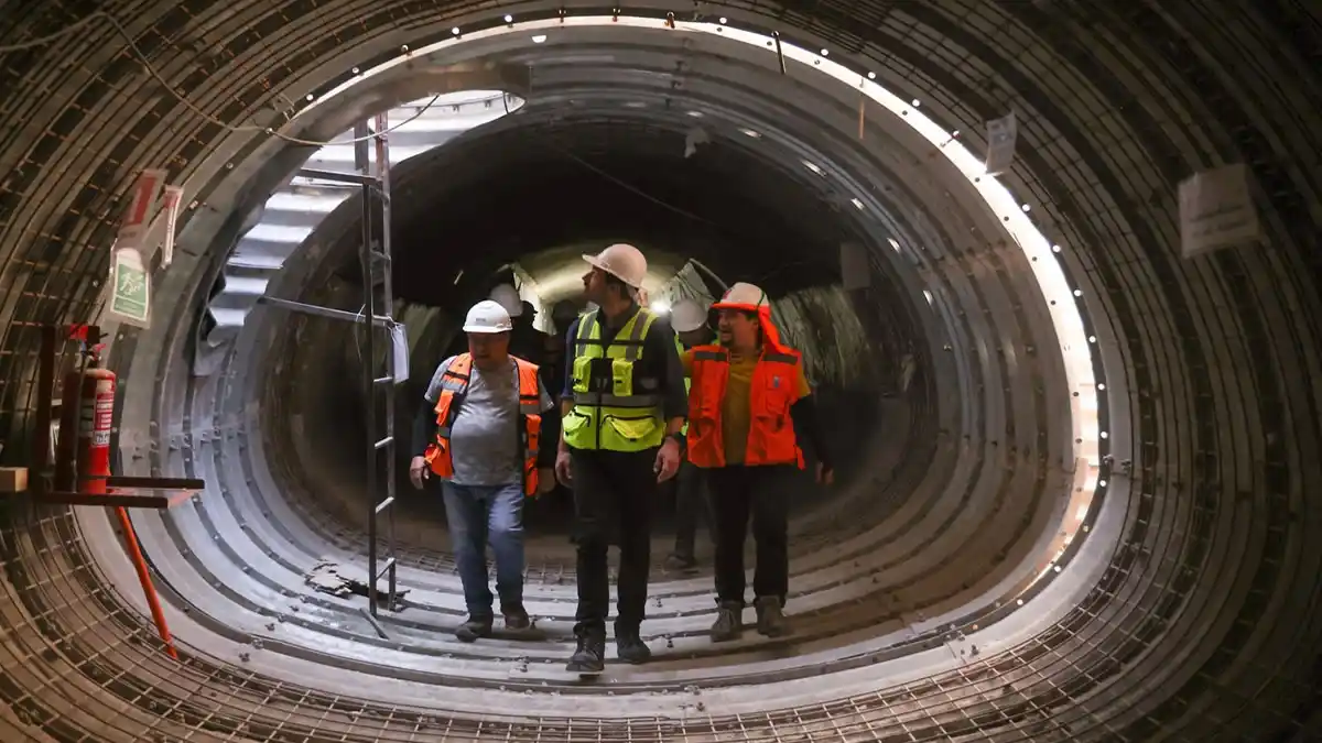 Trabajadores en túnel de construcción