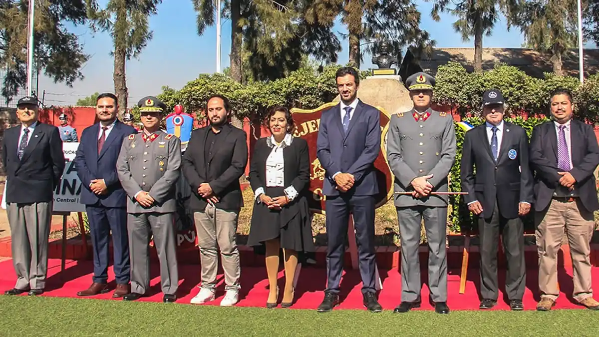 Grupo de personas en evento oficial