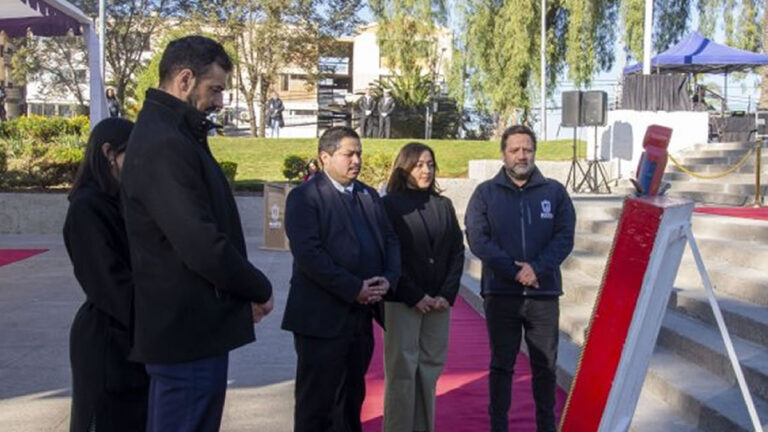 alcalde pone ofrendas florales
