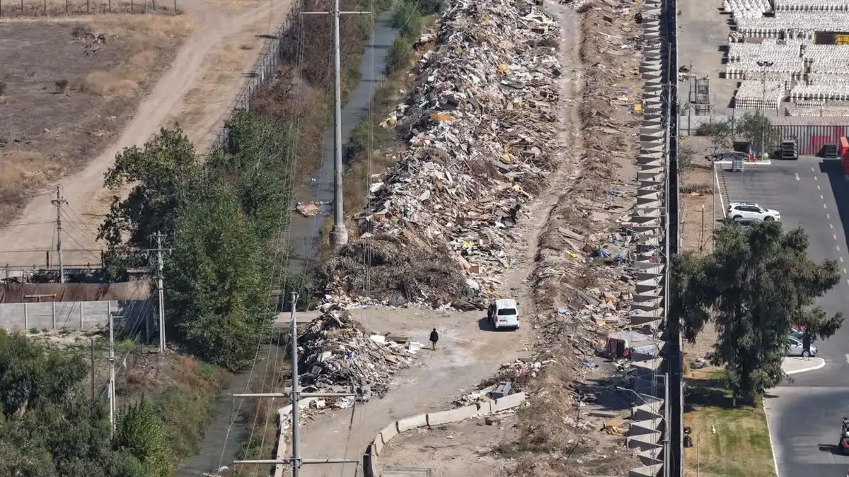 Municipalidad de Maipú anuncia querella por reiterados depósitos ilegales de basura en calle Las Industrias 3 basural