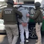 Carabineros detiene a sujeto acusado de agredir a mujer de 82 años y golpear a su hijo en Estación Central 3 Carabineros con detenido