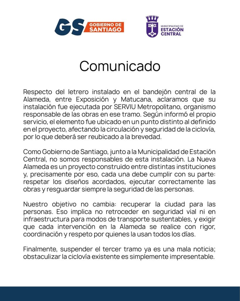 778018946_18093701567636150_4379419928050824888_n-818x1024 Retiran cartel de gobierno instalado en plena ciclovía frente a la Estación Central