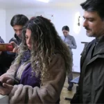 Estación Central implementa inédito sistema con tecnología de billetes para detectar patentes comerciales falsas 4 Alcalde Muñoz revisando sistema qr
