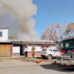 Incendio consume parcialmente tres viviendas en Estación Central 2 incendio casa