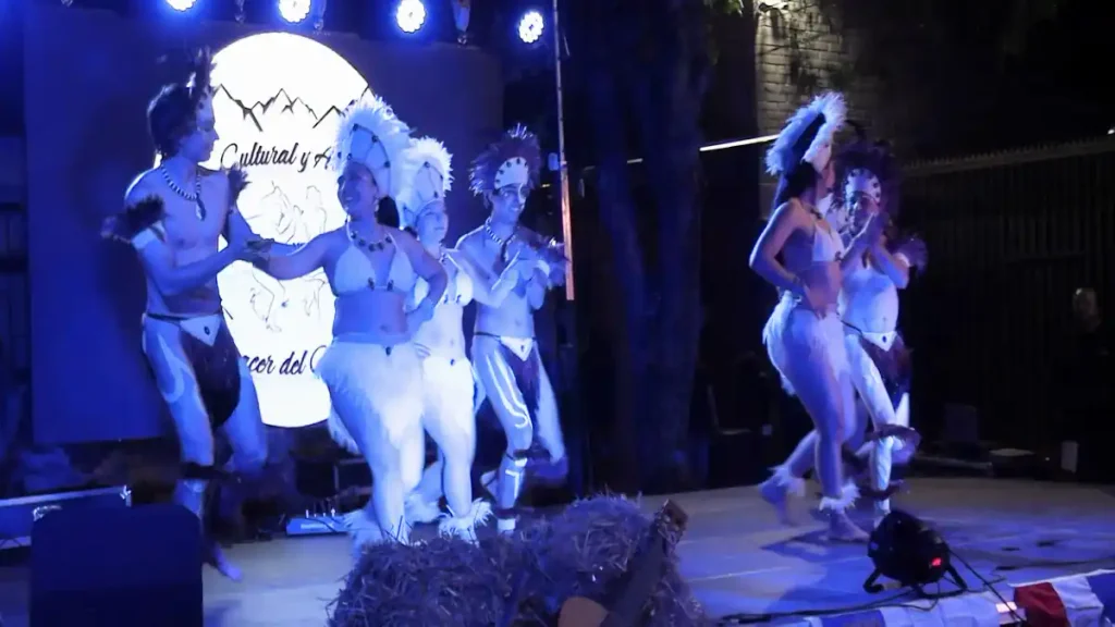 Con fonda y un gran despliegue de artistas, la JJVV "Barrio Las Rejas" celebró el 18 2 pascua